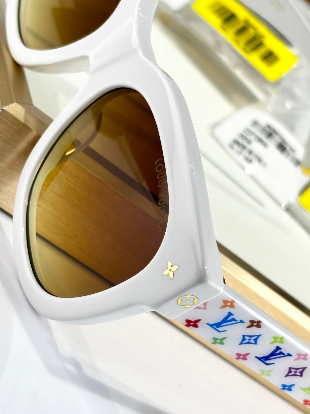 LOUI* Mod: Z2725W - Stylish Eyewear for Modern Elegance