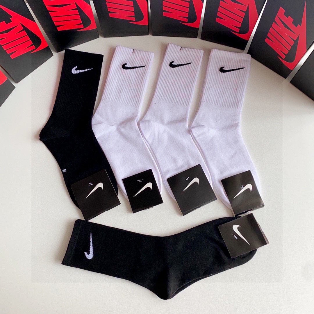 Nike Classic Mid-Length Pile Socks - 5 Pairs Gift Box