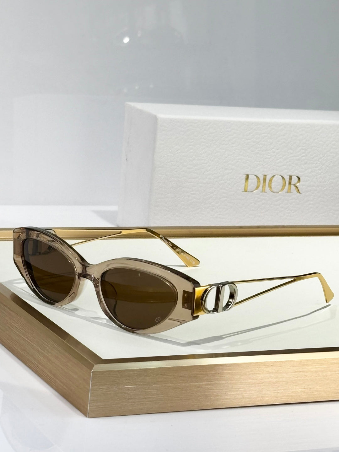 DIOR 30 Montaigne B6I - Luxurious Leather Handbag