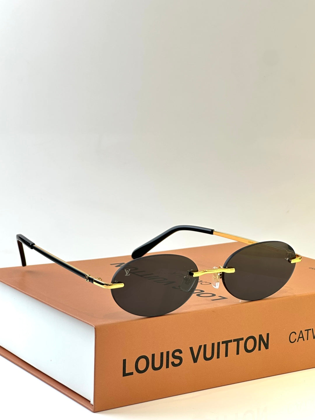 Louis Vuitton Z2040U Sunglasses - Stylish & Elegant Eyewear