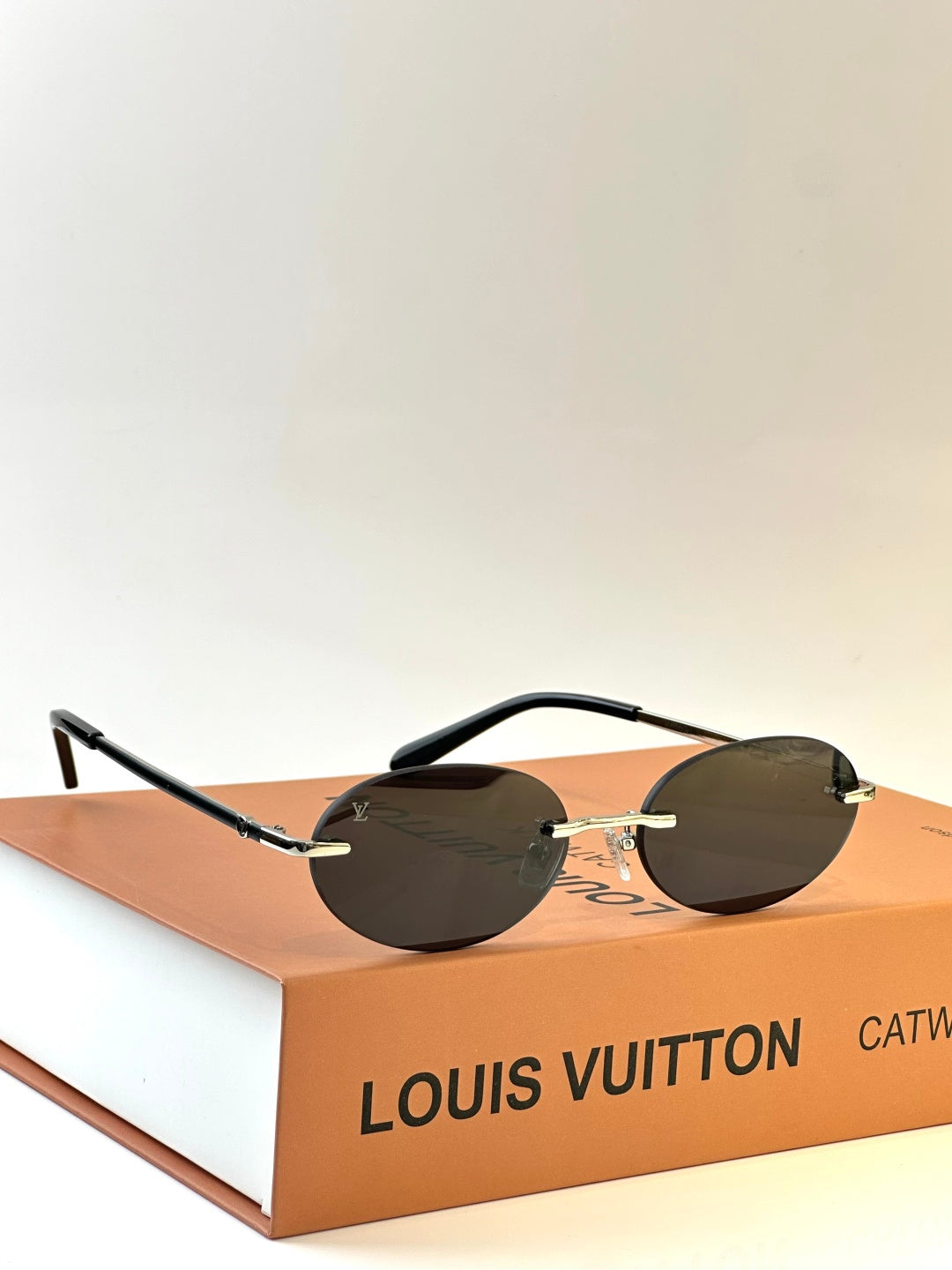 Louis Vuitton Z2040U Sunglasses - Stylish & Elegant Eyewear