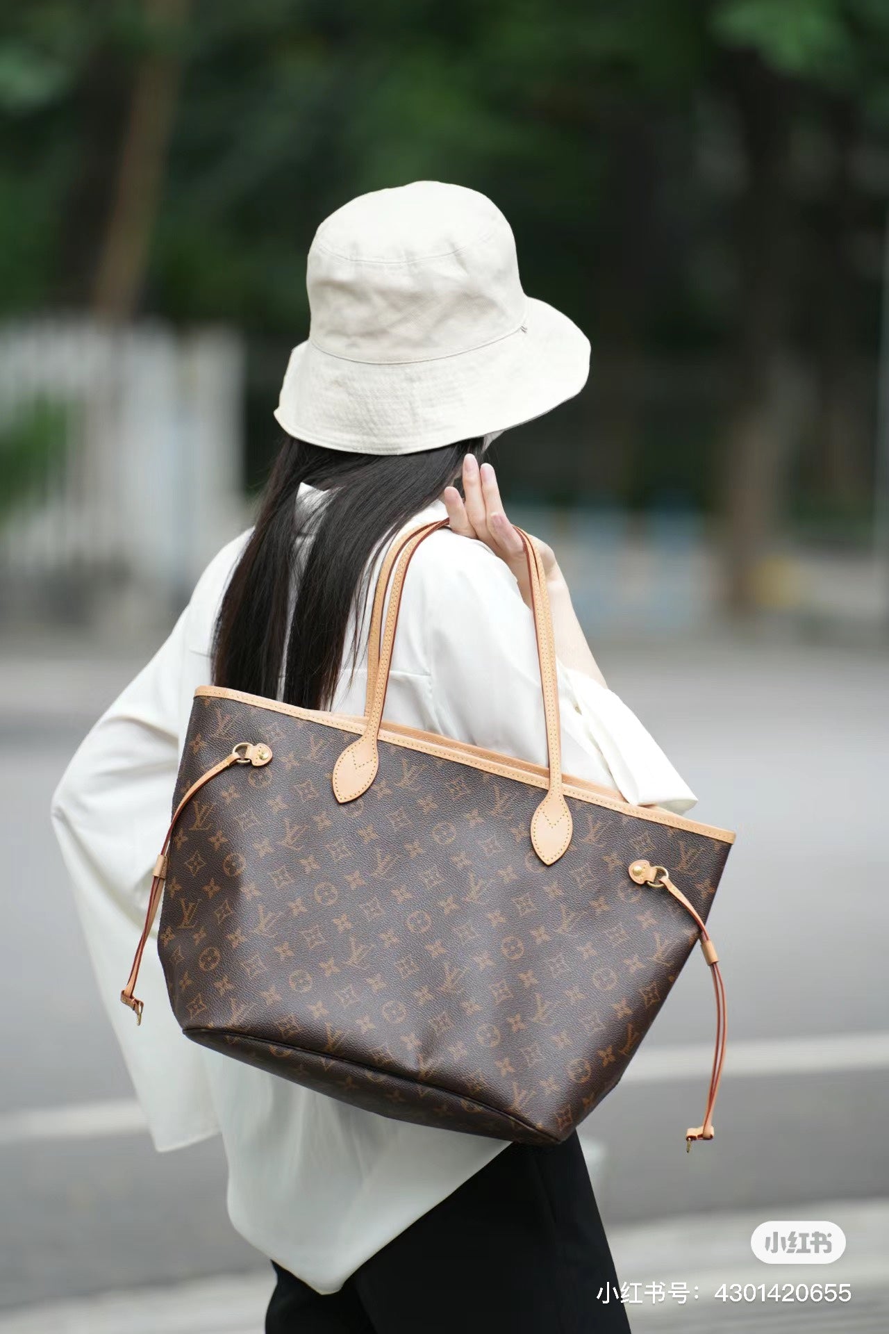 LV Neverfull Medium Two-Piece Shopping Bag - Timeless Versatility