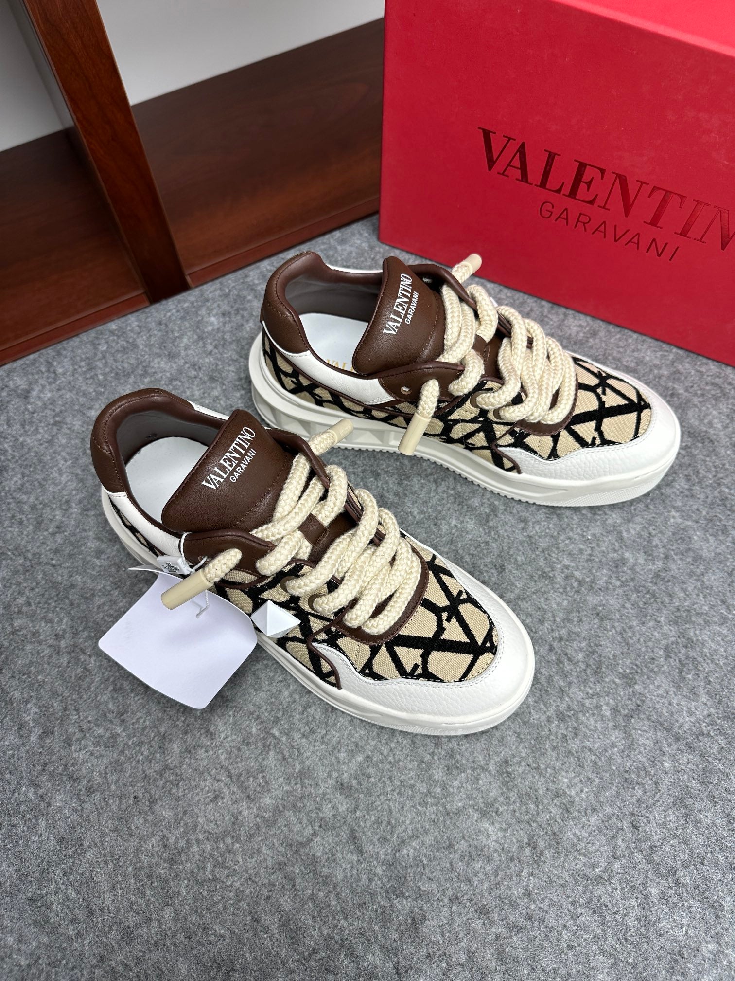 Valentino Garavani ONE STUD Low-Top Sneakers - Premium Calfskin & Jacquard Fabric