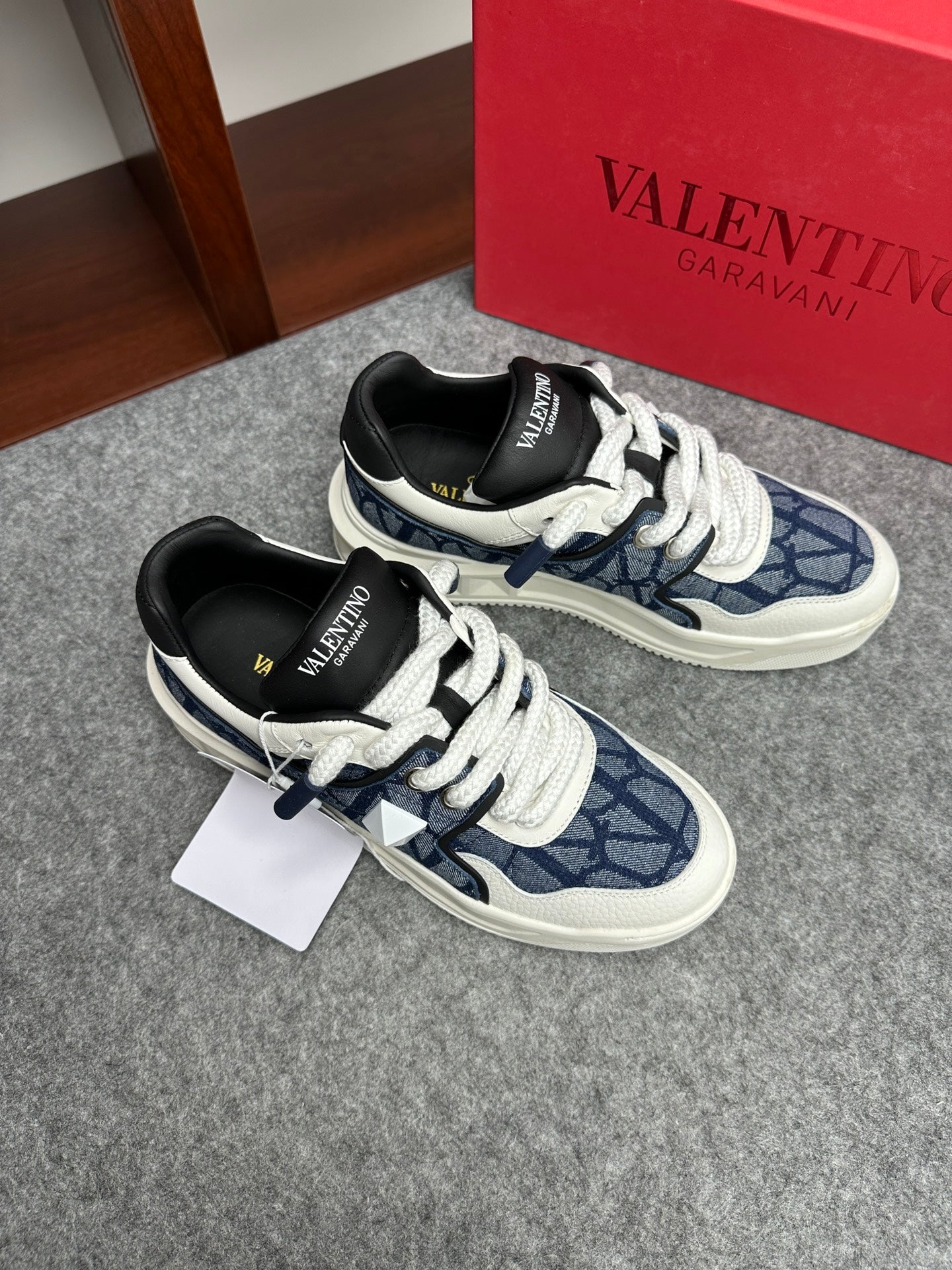 Valentino Garavani ONE STUD Low-Top Sneakers - Calfskin & Jacquard