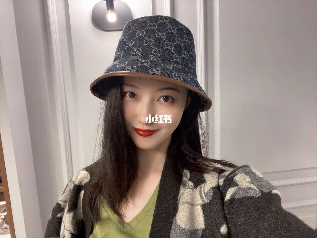 Classic Retro Bucket Hat with Jacquard Lining