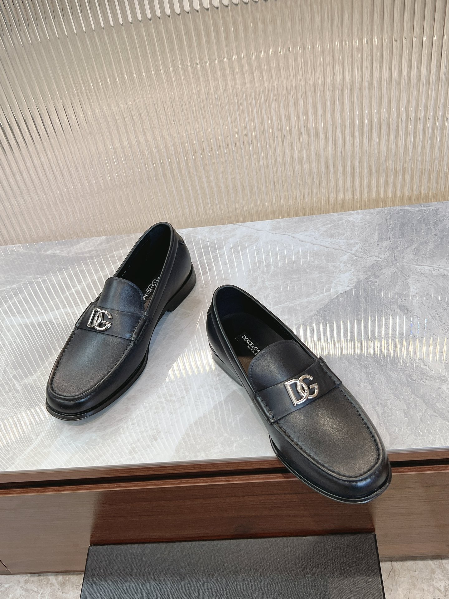 Dolce&Gabbana Men's Cowhide Leather Loafers - Elegant Business Casual Shoes