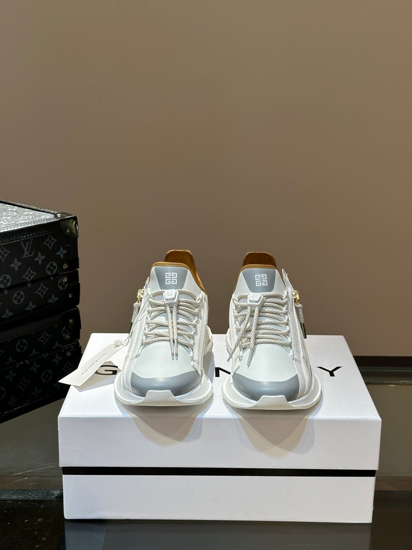 Givenchy Givï½žy Specter Low-Top Jogging Sneakers