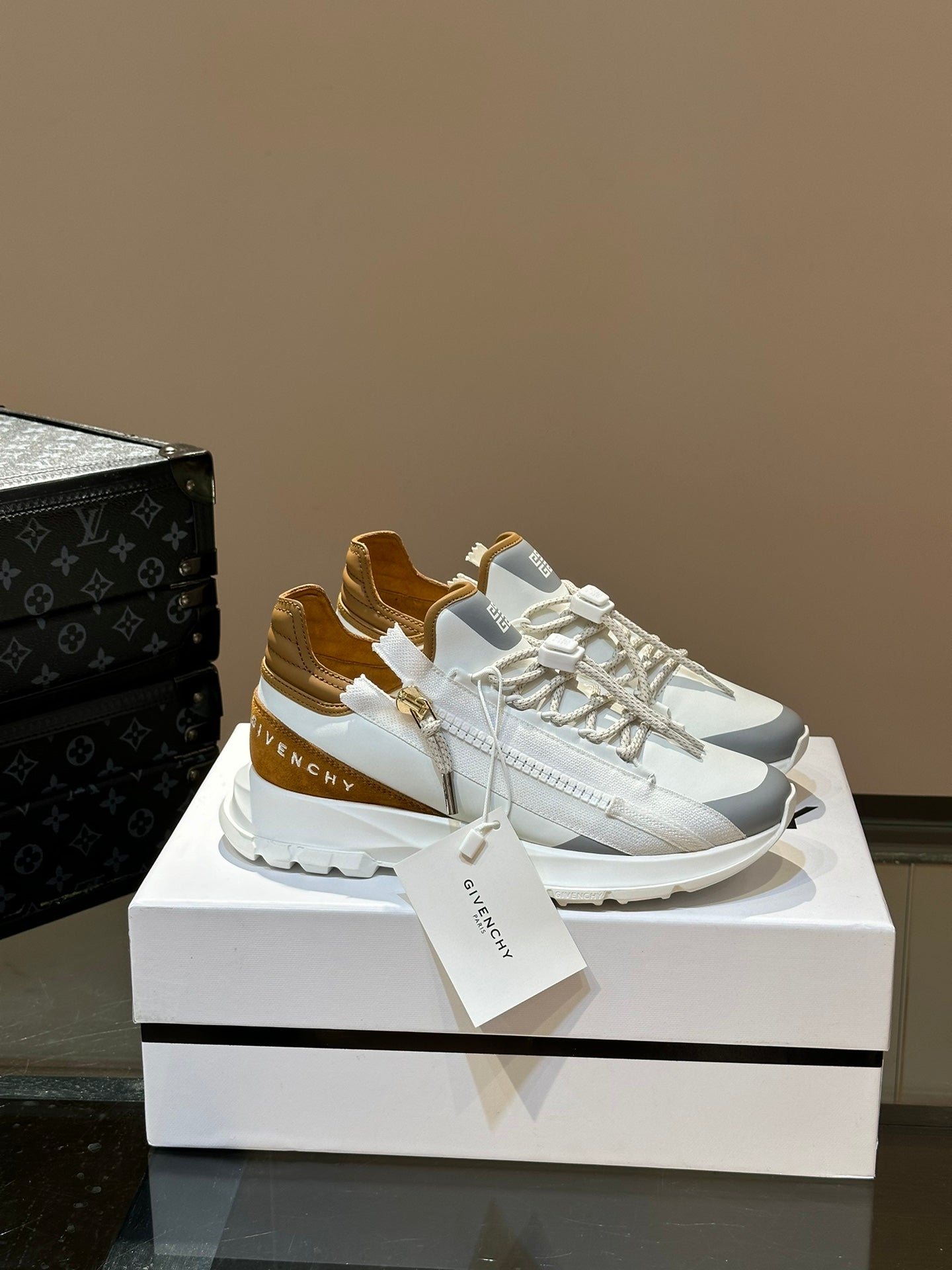 Givenchy Givï½žy Specter Low-Top Jogging Sneakers