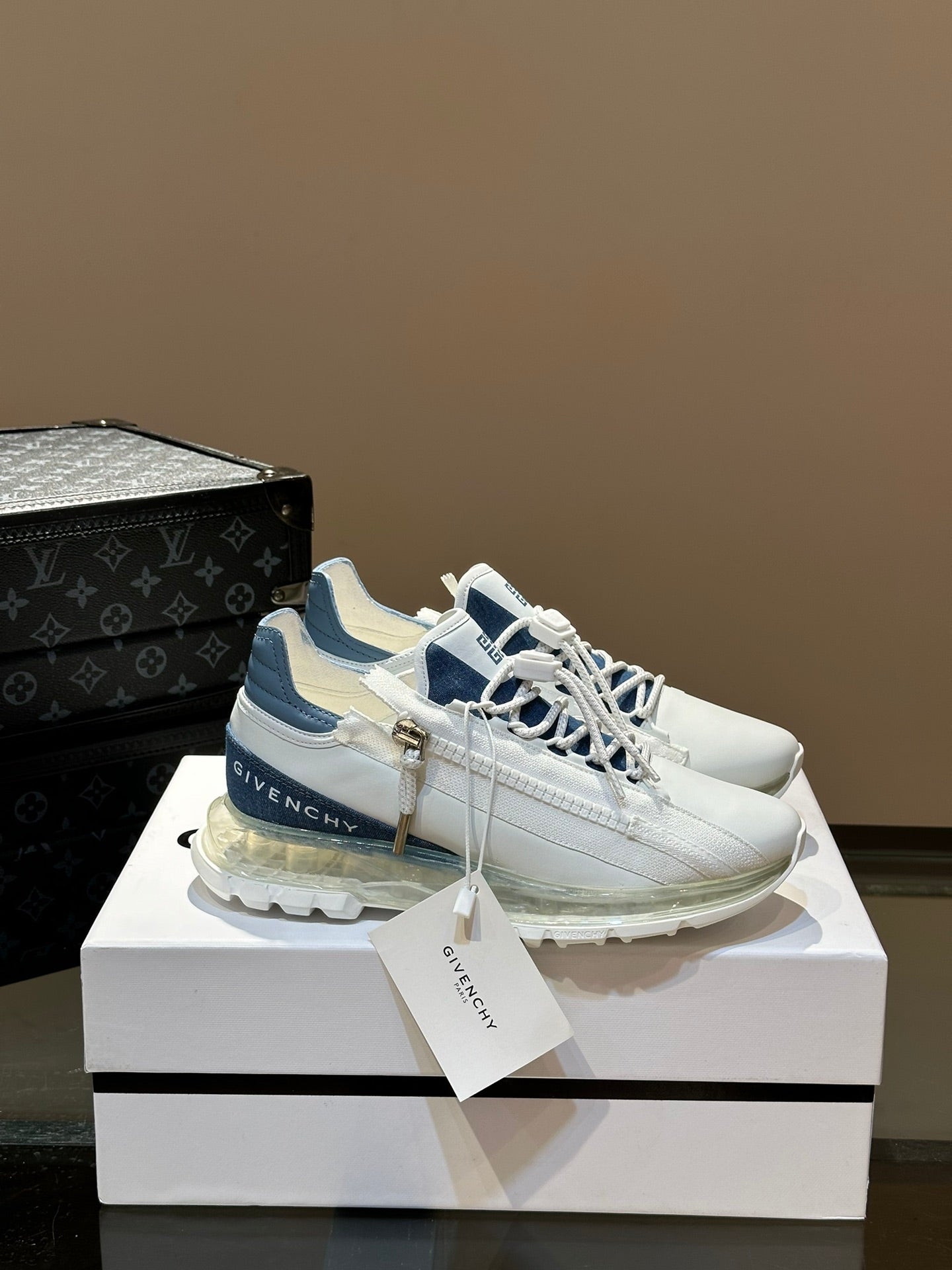 Givenchy Specter Air-Cushion Low-Top Jogging Sneakers