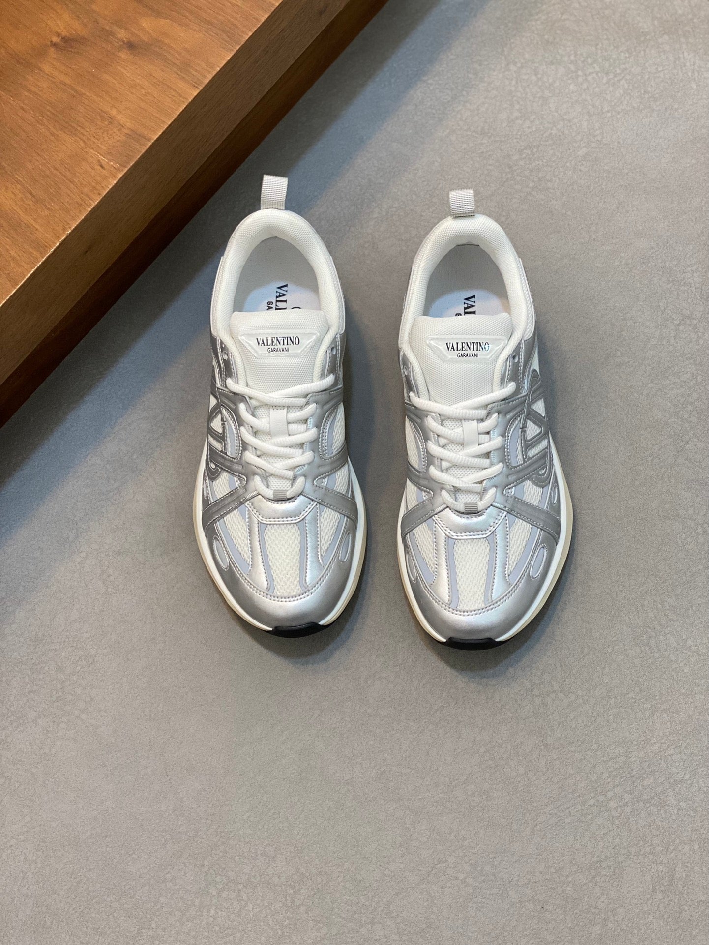 Valentino 2024 Autumn VLogo Easyjog Sneakers - Breathable & Stylish