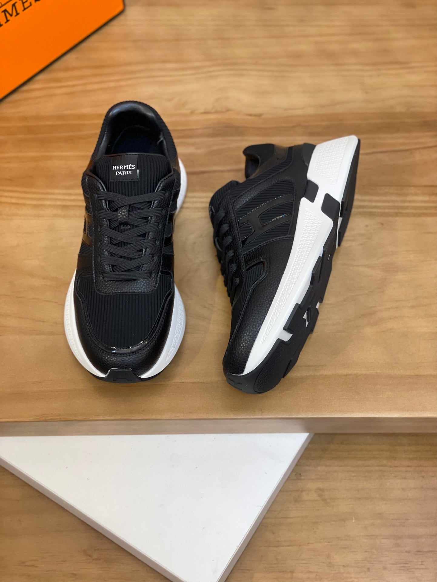 HermÃ¨s Low-Top Sneakers - Luxurious Cowhide Leather Footwear