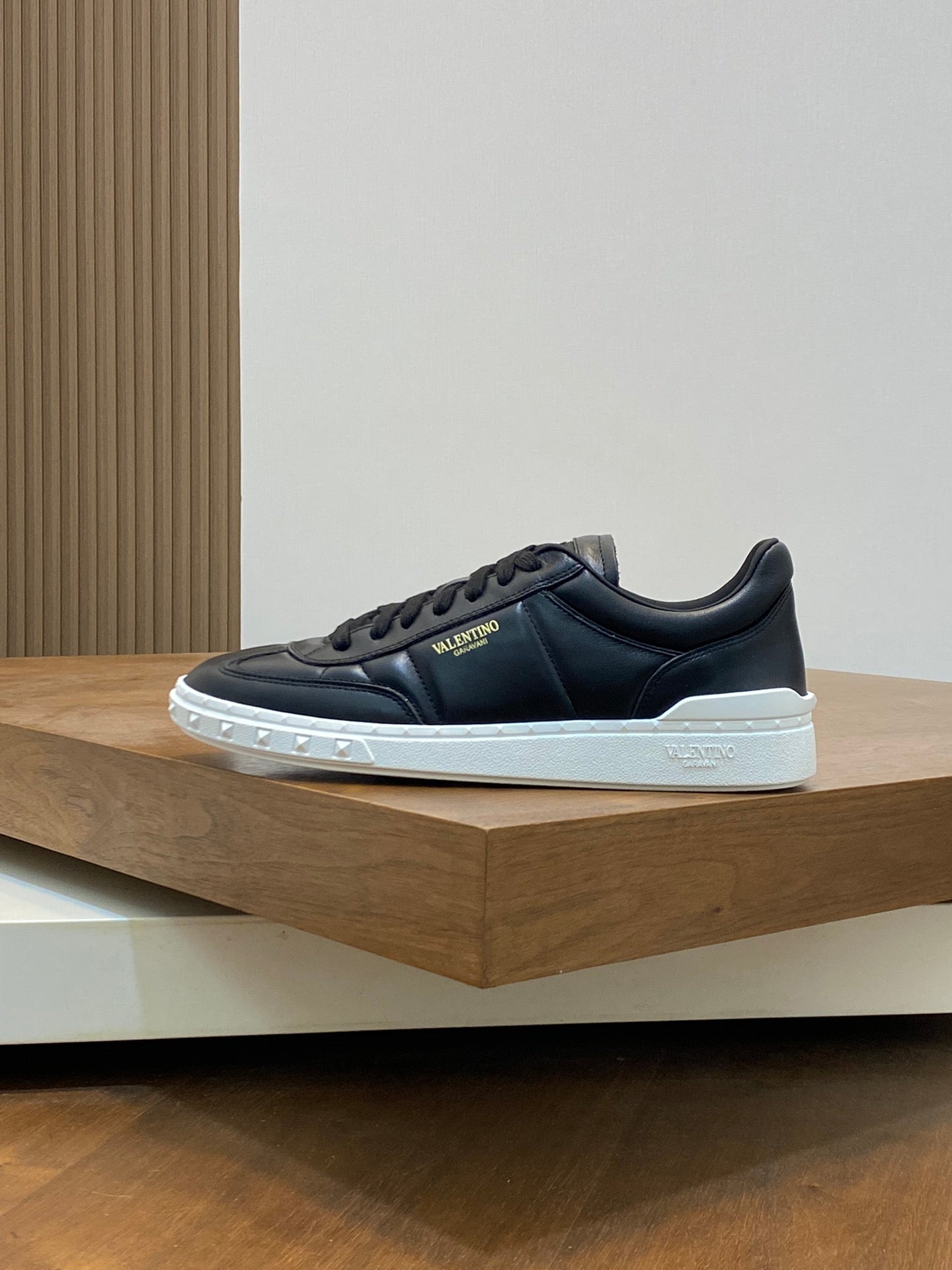 VALENTIN Valentino Casual Sneakers for Couples - Stylish & Versatile Footwear