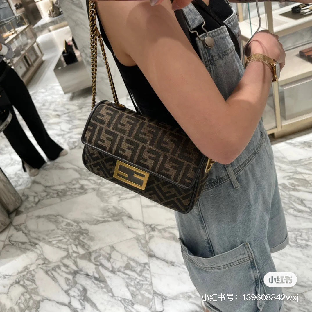 Fendi Presbyopia Chain Bag - Fashionable and Functional Accessory