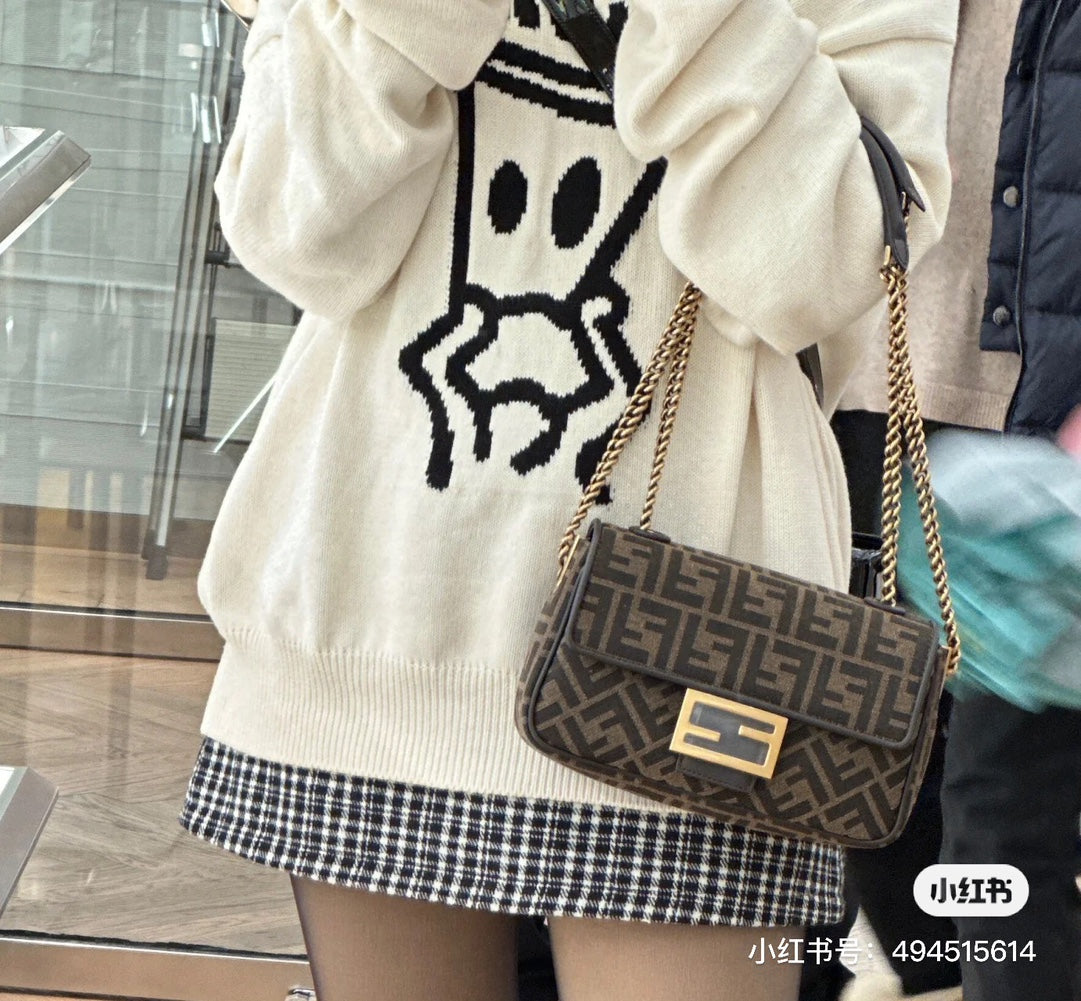 Fendi Presbyopia Chain Bag - Fashionable and Functional Accessory