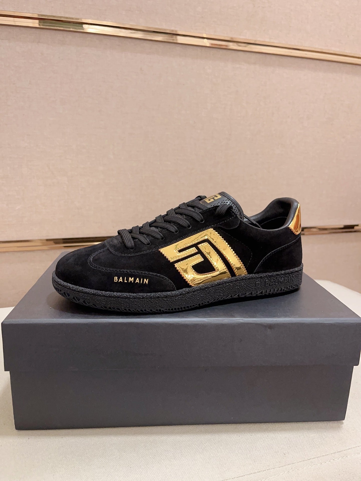 Versace Men's Casual Sports Shoes - Lightweight & Versatile