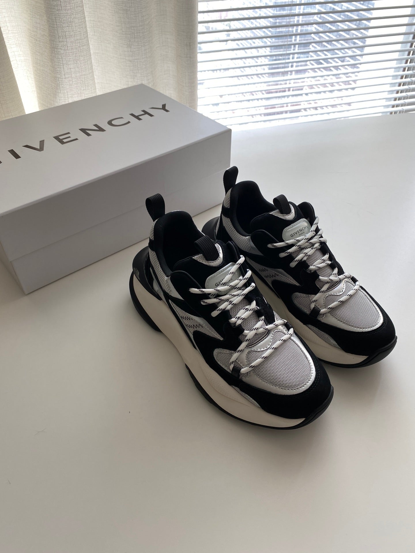 Innovative Low-Top Leather Sneakers for Modern Style