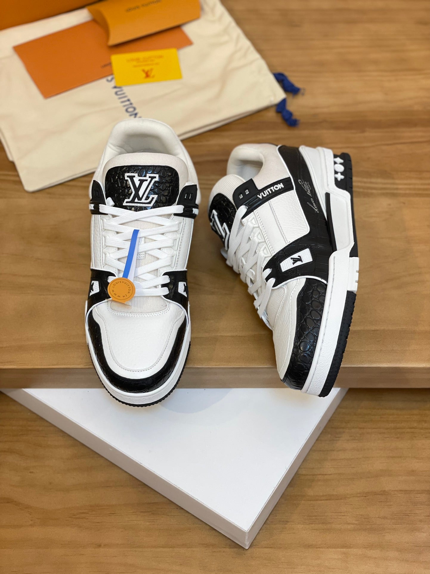 Customizable 2024 Luxury Buckle Sneakers for Trendy Comfort