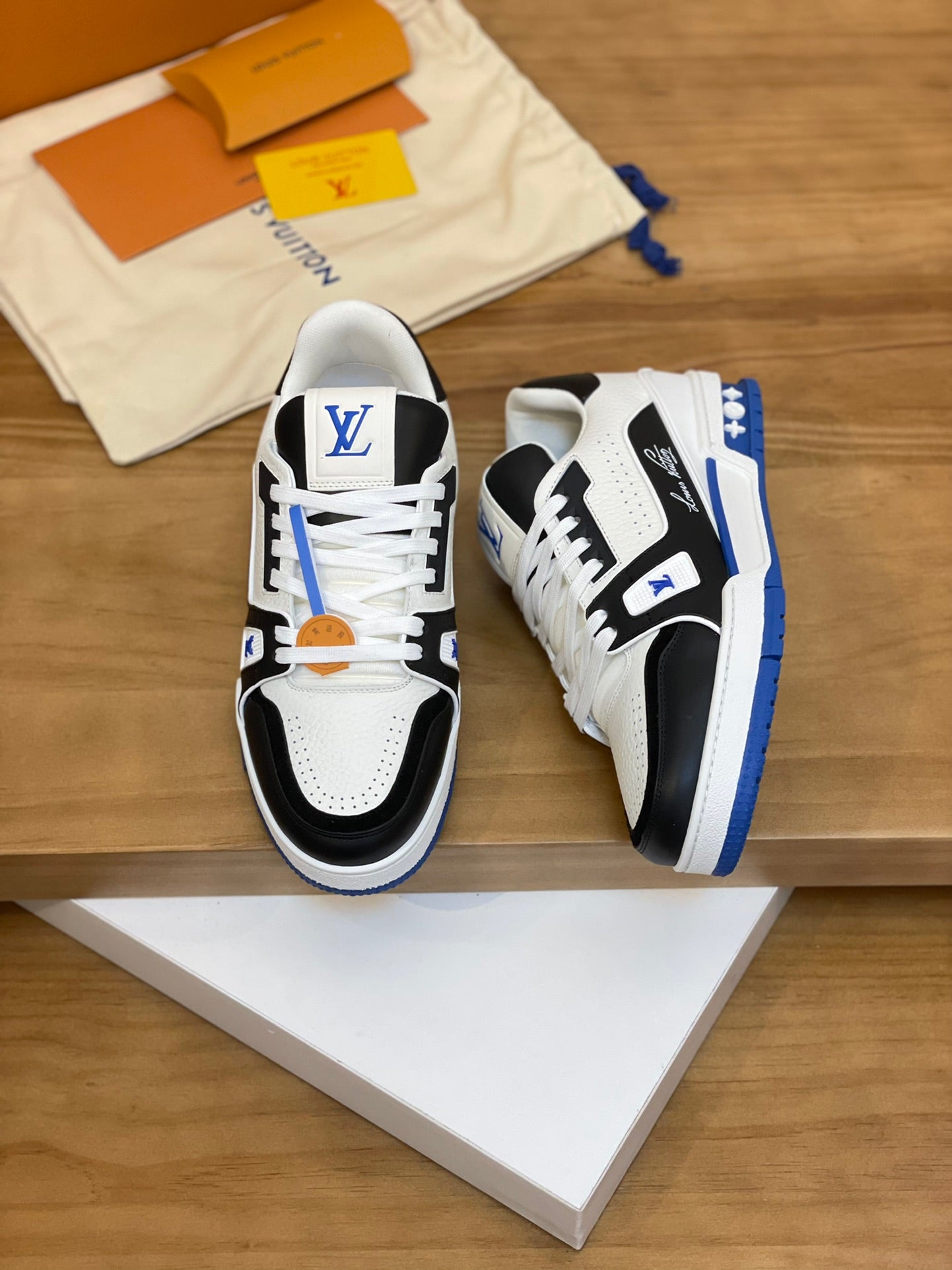 ** Luxury LV Louis Vuitton Classic Catwalk Shoes - Premium Quality & Comfort

**