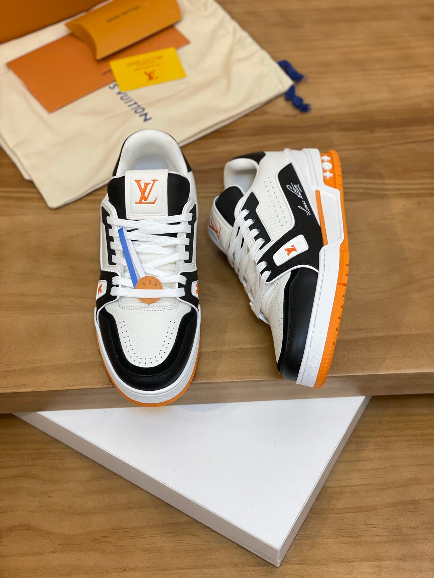 Luxurious LV-Louis Vuitton Classic Catwalk Sneakers