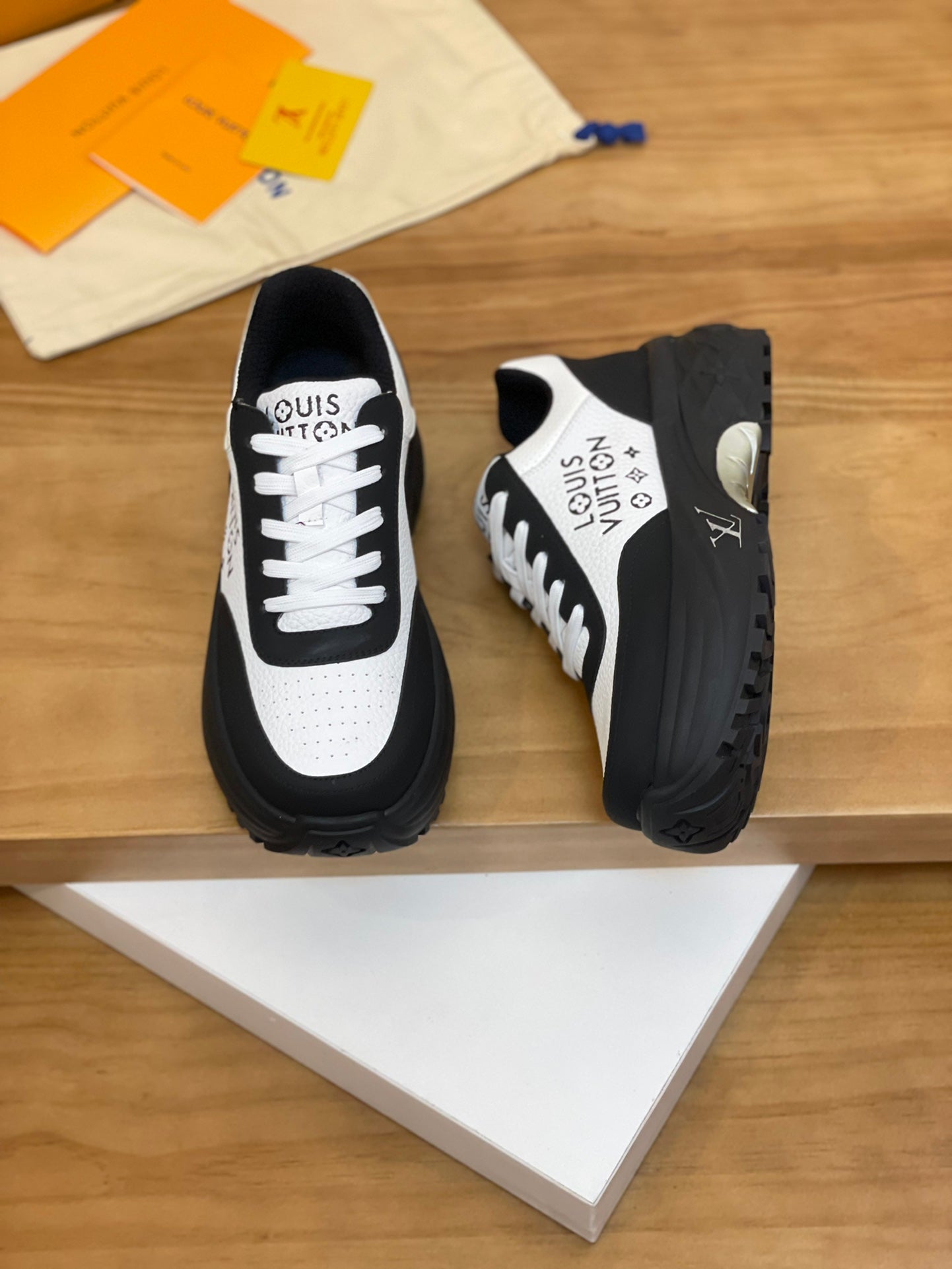 Louis Vuitton LV Discovery 2024 Couples Sneakers - Spring Collection