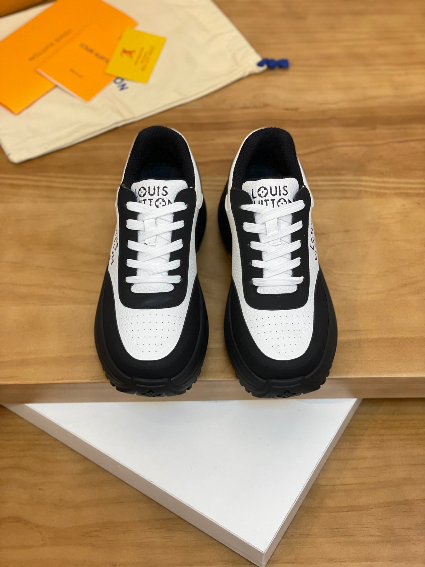 Louis Vuitton LV Discovery 2024 Couples Sneakers - Spring Collection
