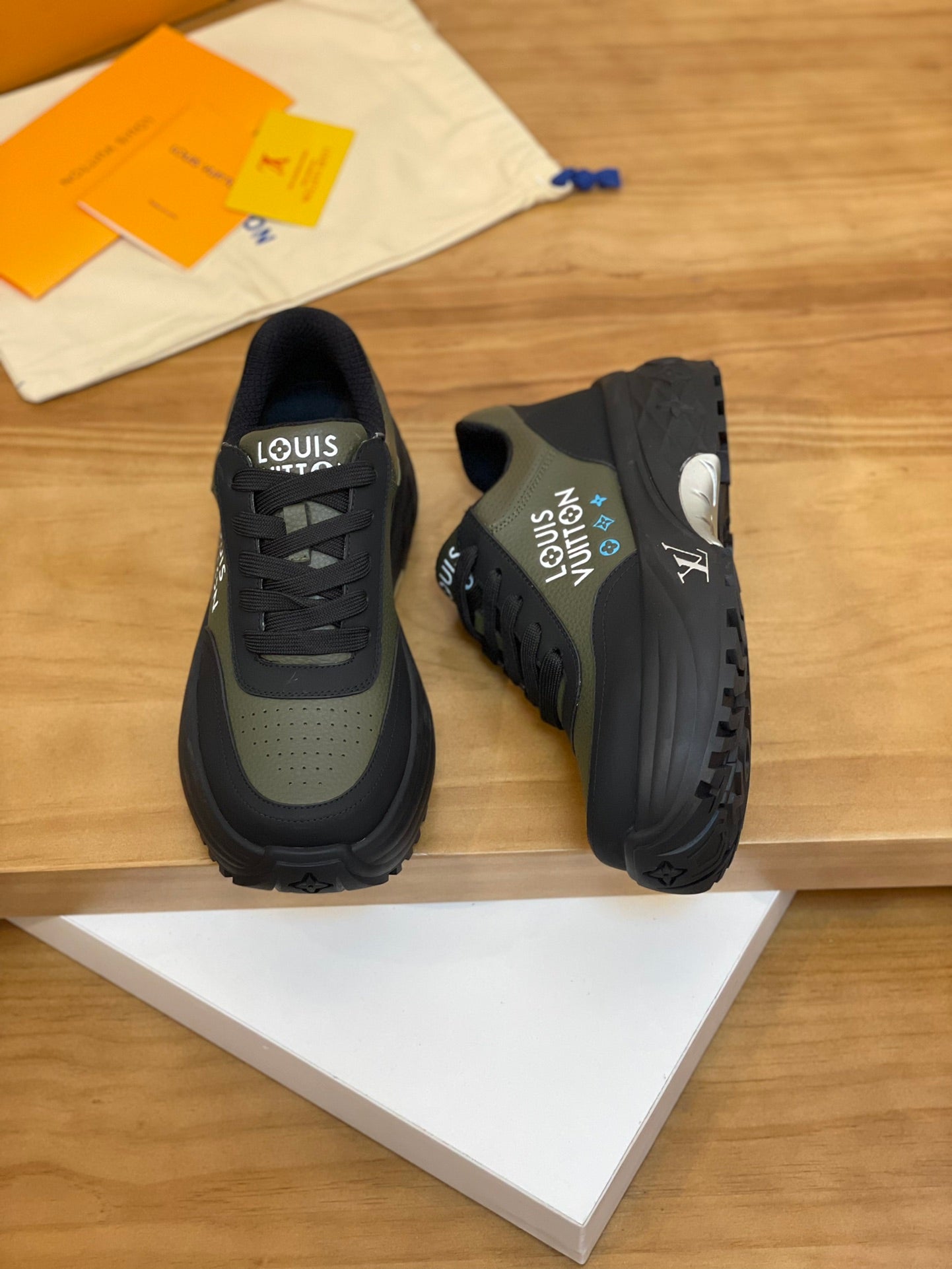 Louis Vuitton LV Discovery 2024 Spring Couples' Sneakers