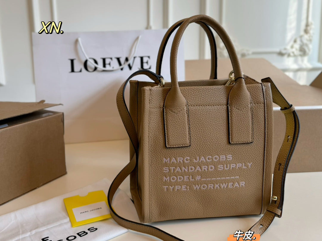 Marc Jacobs Versatile Cowhide Tote Bag - Stylish & Practical Accessory