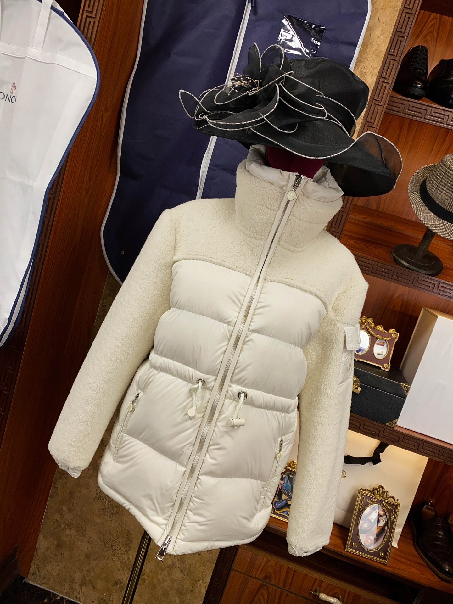 Women's Moncler Escaut Short Down Jacket - Autumn/Winter Collection