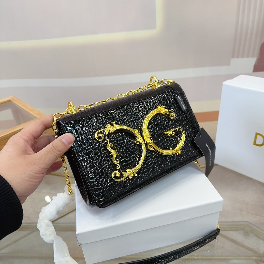 DG Dolce & Gabbana Women's Chain Bag - Chic & Elegant