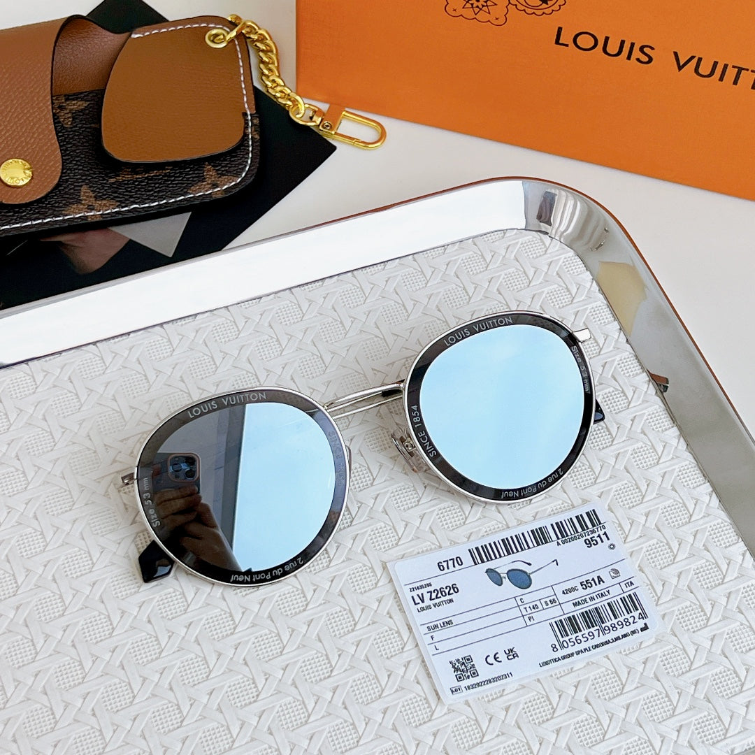 Louis Vuitton Model Z2626 - High-Quality Color Pictures and Genuine Detailing