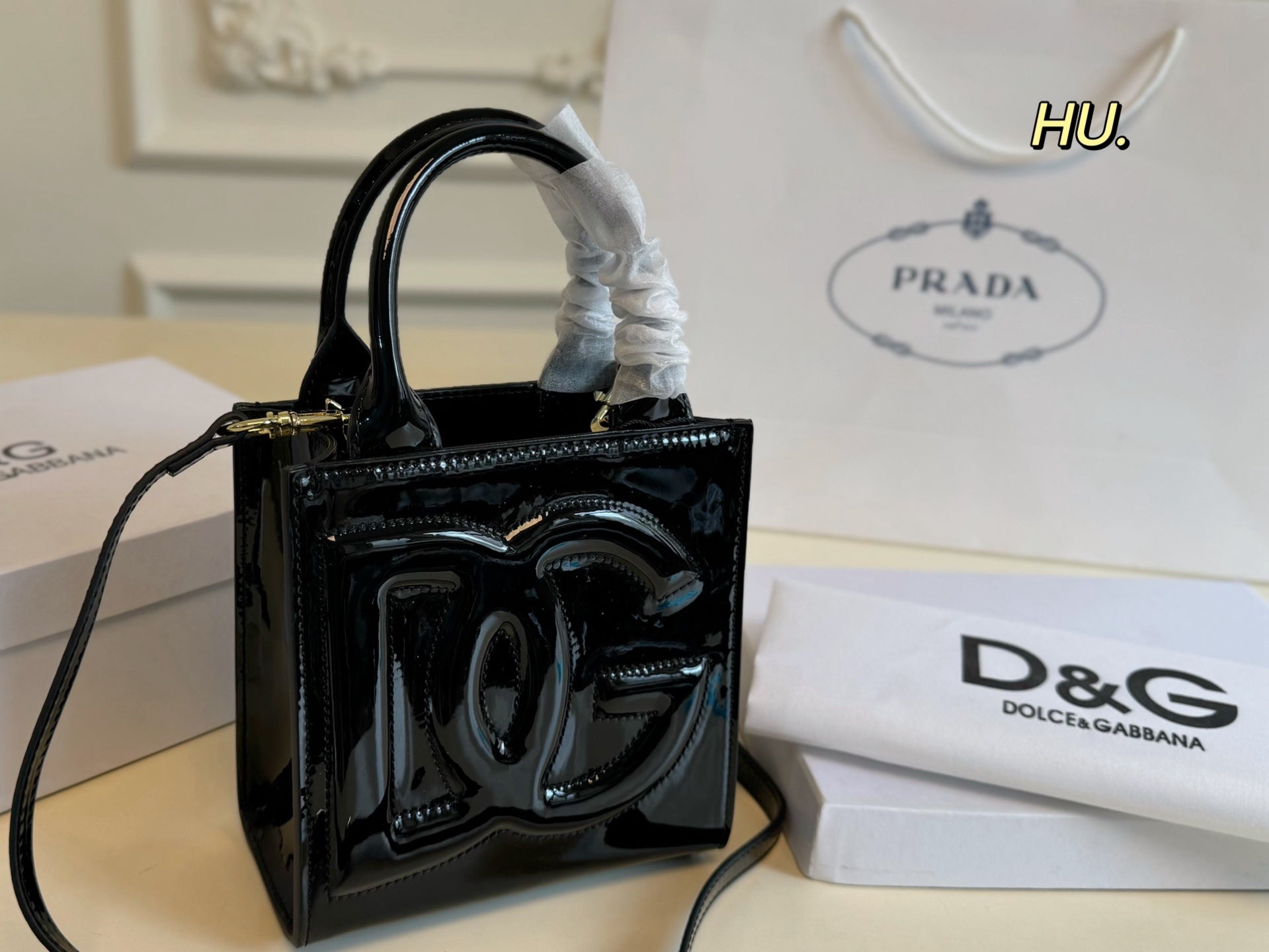 D&G Dolce & Gabbana Classic Tote Bag - Versatile Hand-Carry & Cross-Body Design