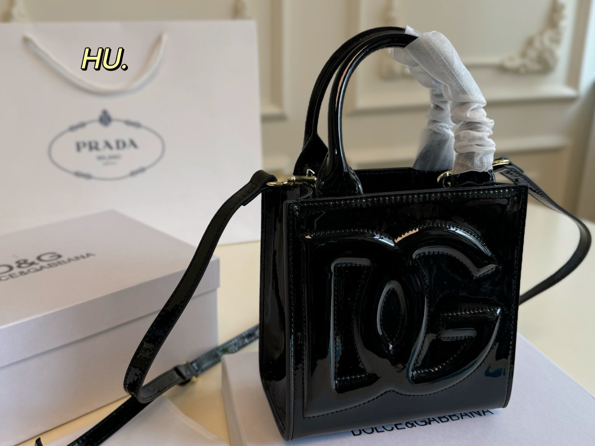 D&G Dolce & Gabbana Classic Tote Bag - Versatile Hand-Carry & Cross-Body Design