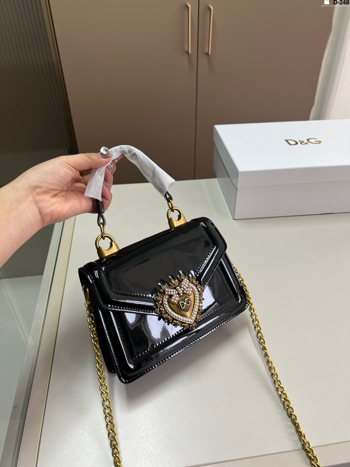 DG Dolce & Gabbana Women's Chain Bag - Elegant and Stylish