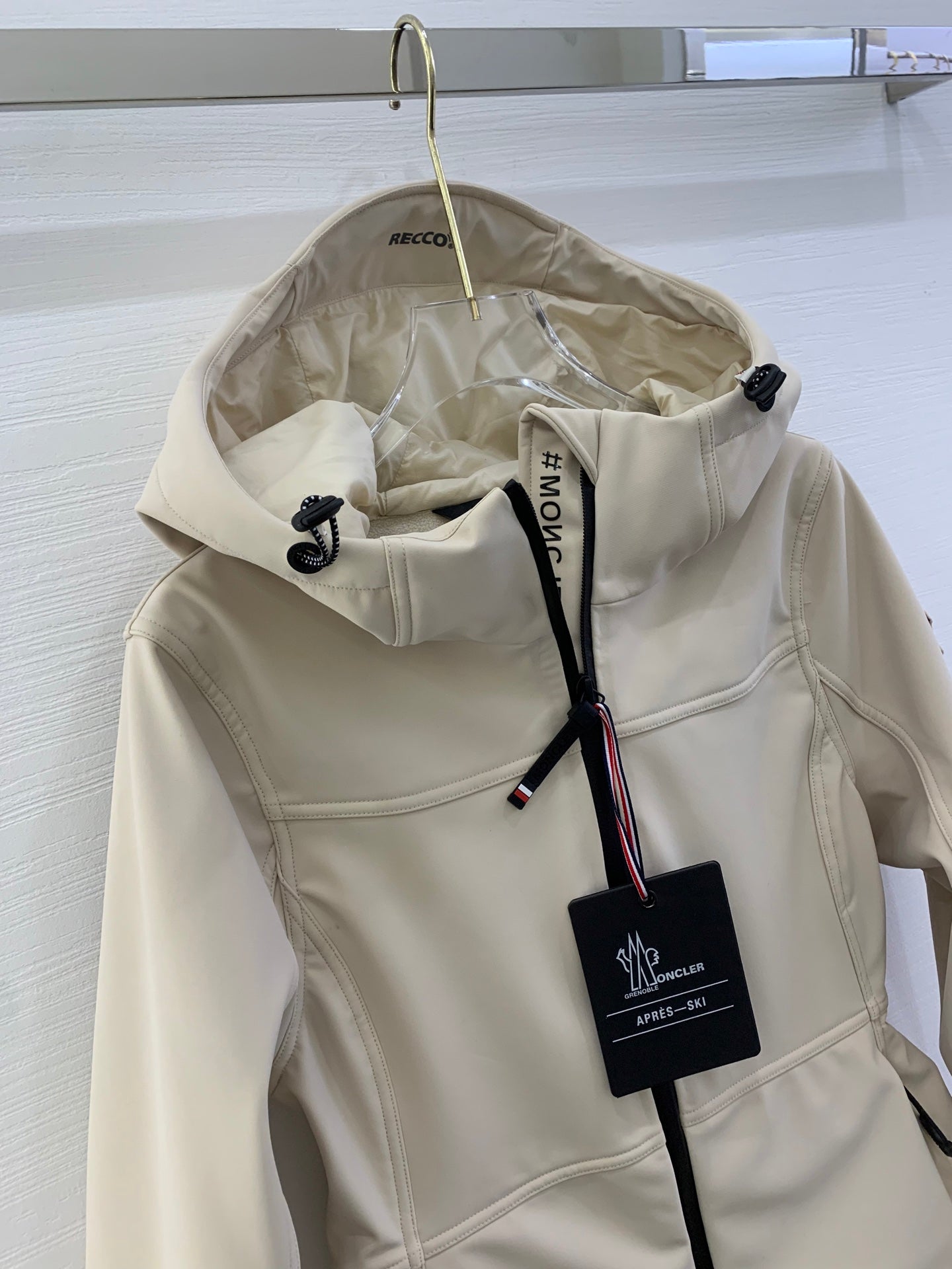 Women's Moncler Zumeles Waterproof Short Jacket - Stylish & Functional