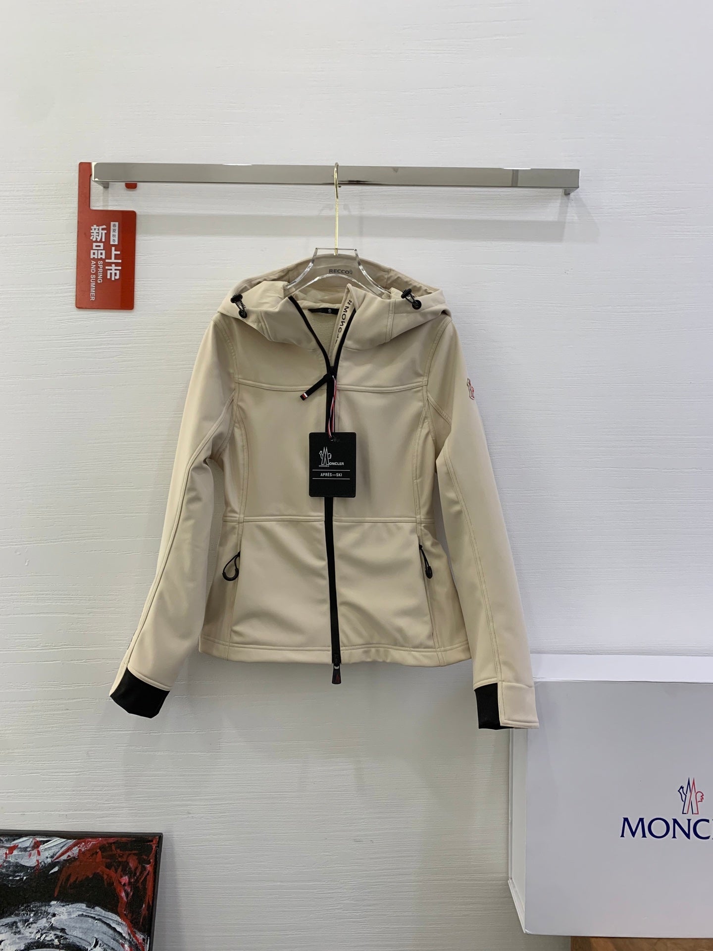 Women's Moncler Zumeles Waterproof Short Jacket - Stylish & Functional