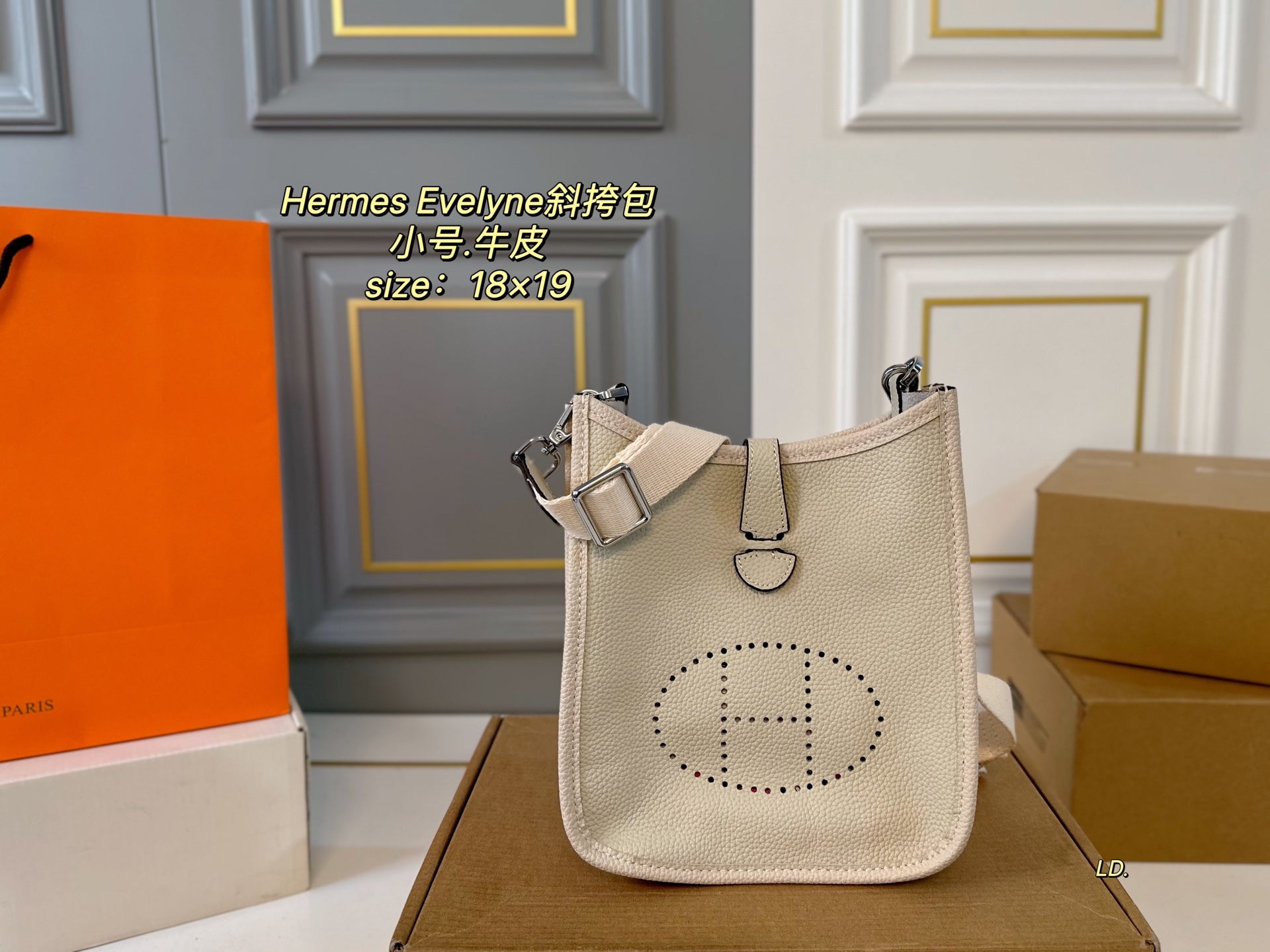 HERMES Evelyne Small Cowhide Crossbody Bag - Classic Design