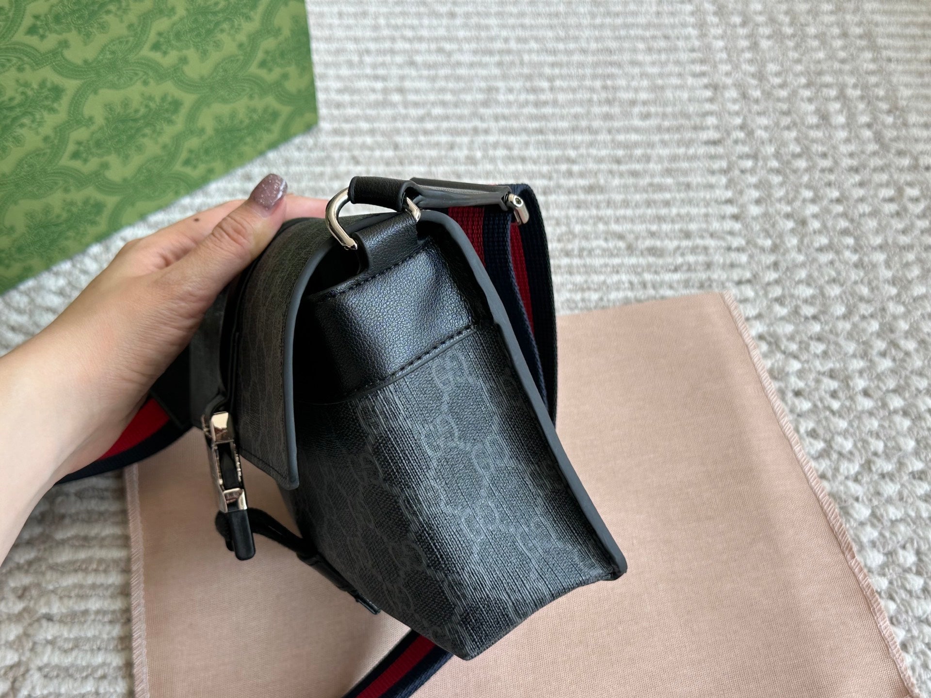 Gucci Men's Wear-Resistant Crossbody Bag
