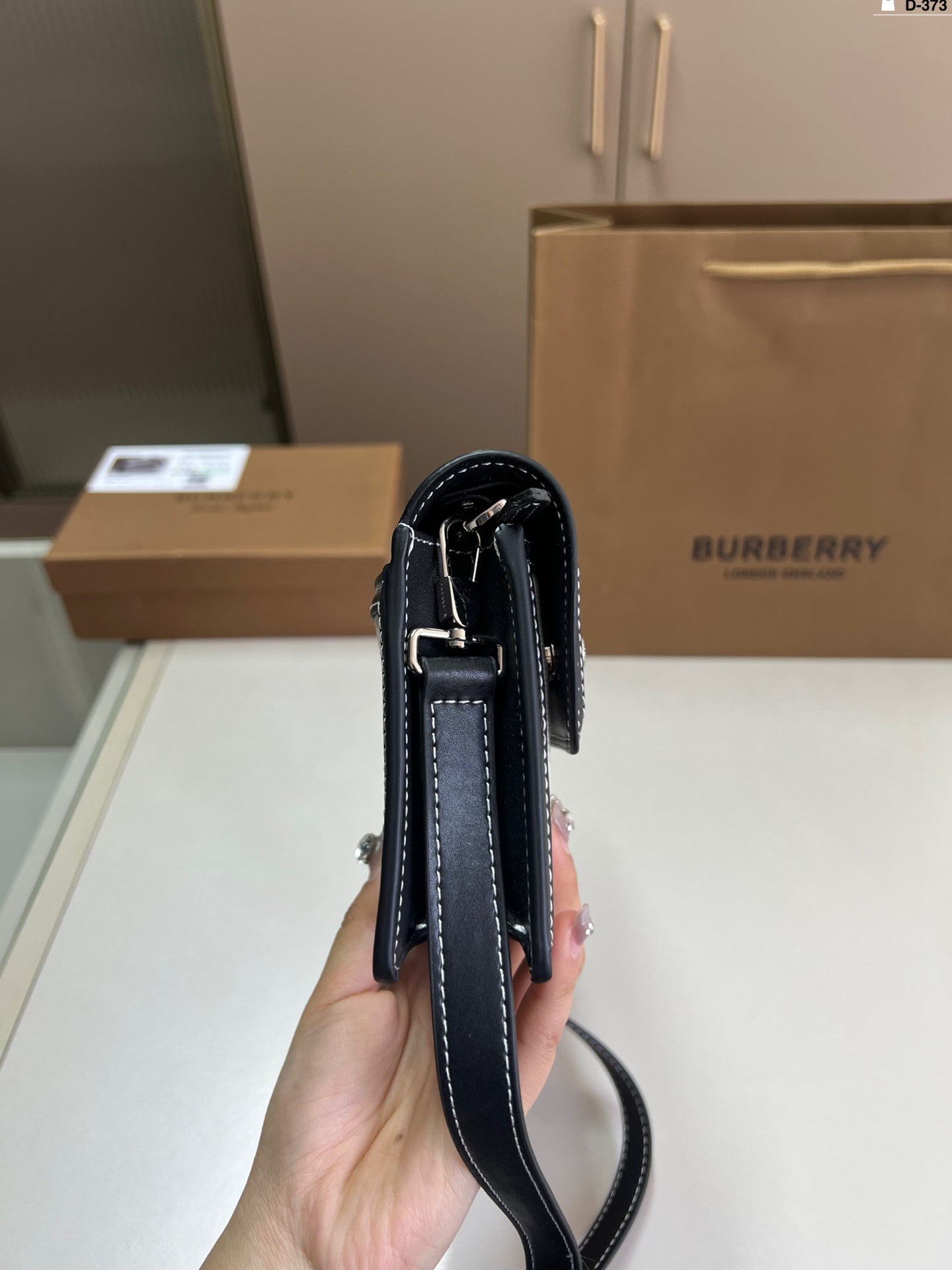 Burberry Durable Canvas Messenger Bag - Versatile Shoulder & Crossbody Design