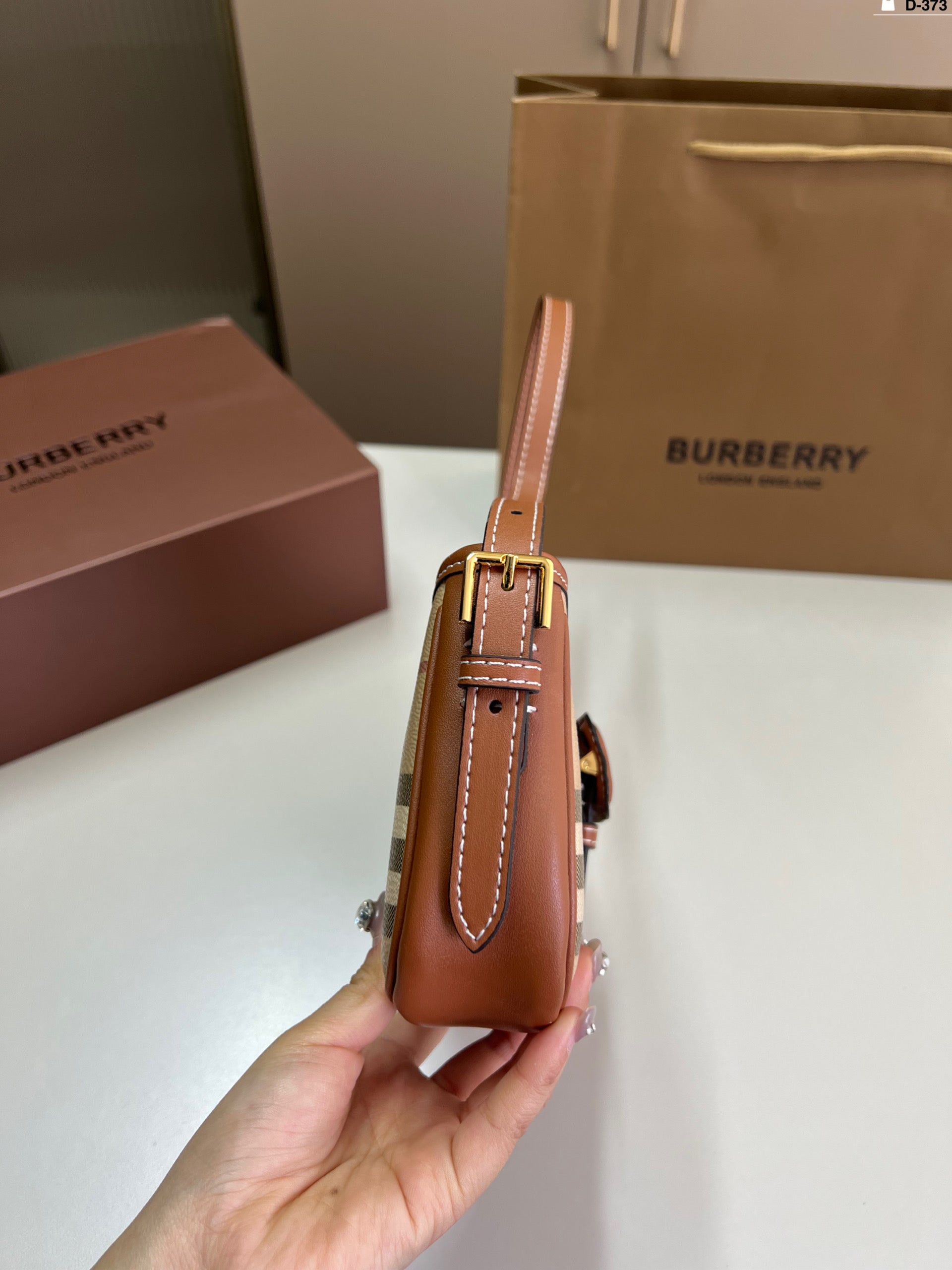 Pre-Owned Burberry Armpit Shoulder Bag - Casual Medieval Style