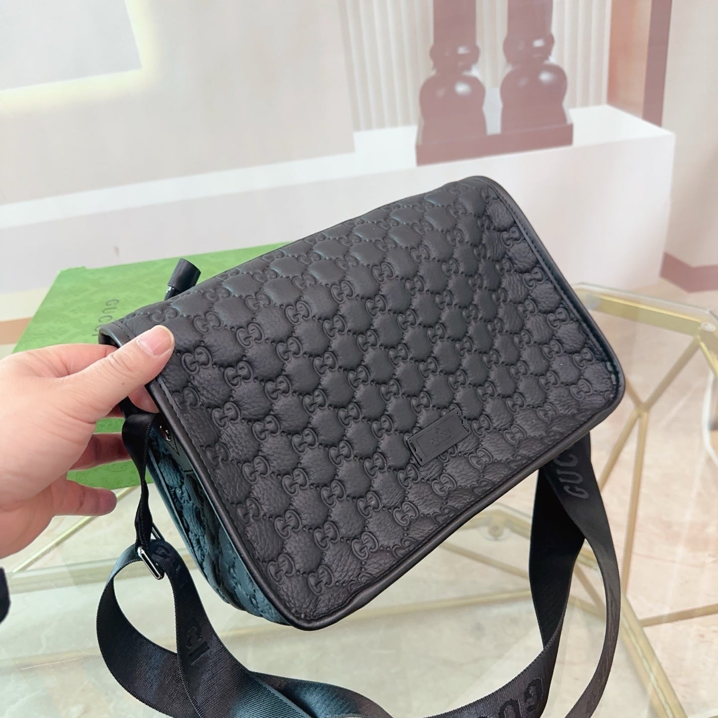 Gucci Cowhide Cross-Body Camera Bag â€“ Exquisite Leather Craftsmanship