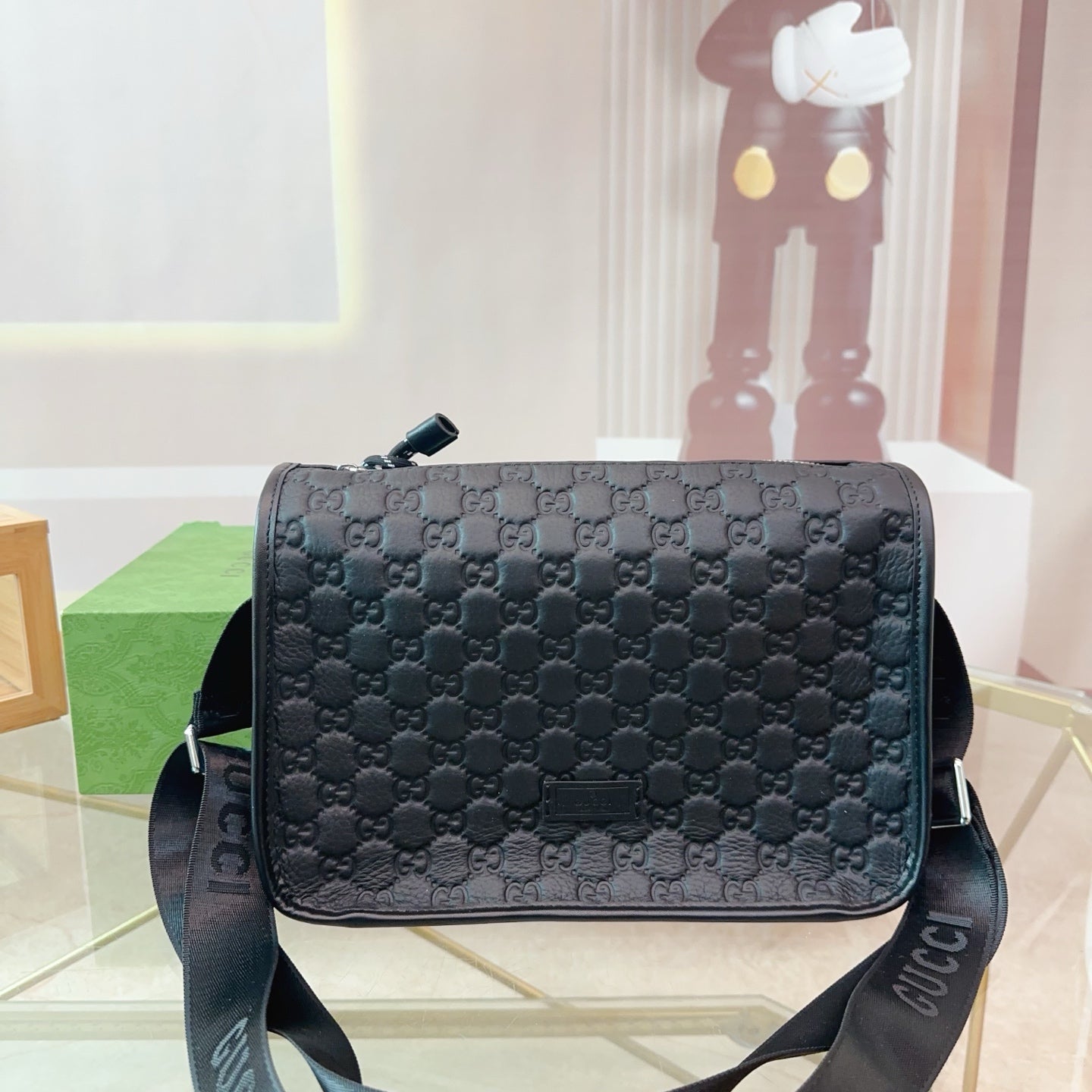 Gucci Cowhide Cross-Body Camera Bag â€“ Exquisite Leather Craftsmanship