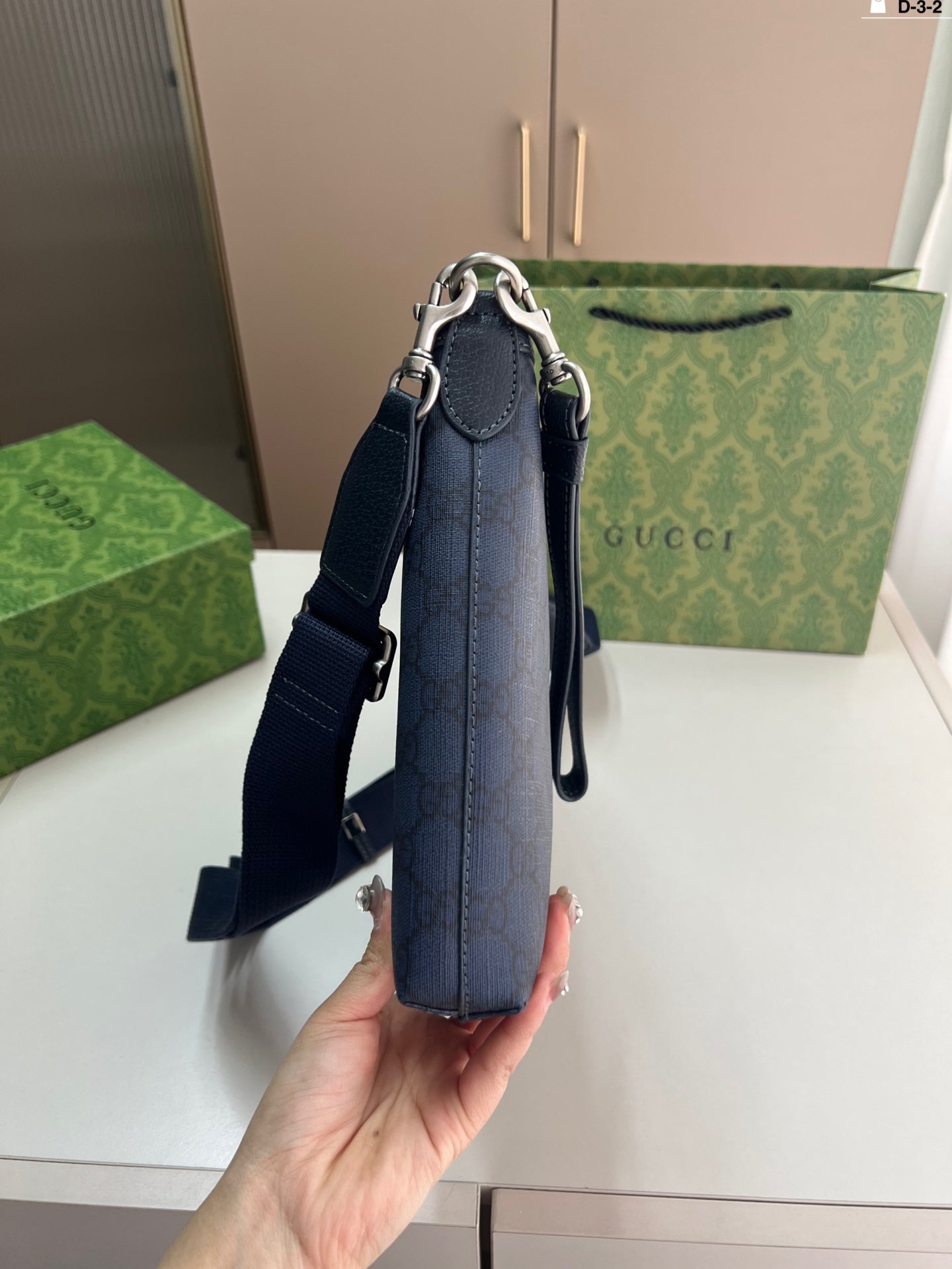 Gucci Men's Printed Messenger Bag - Versatile Cross-Body Style