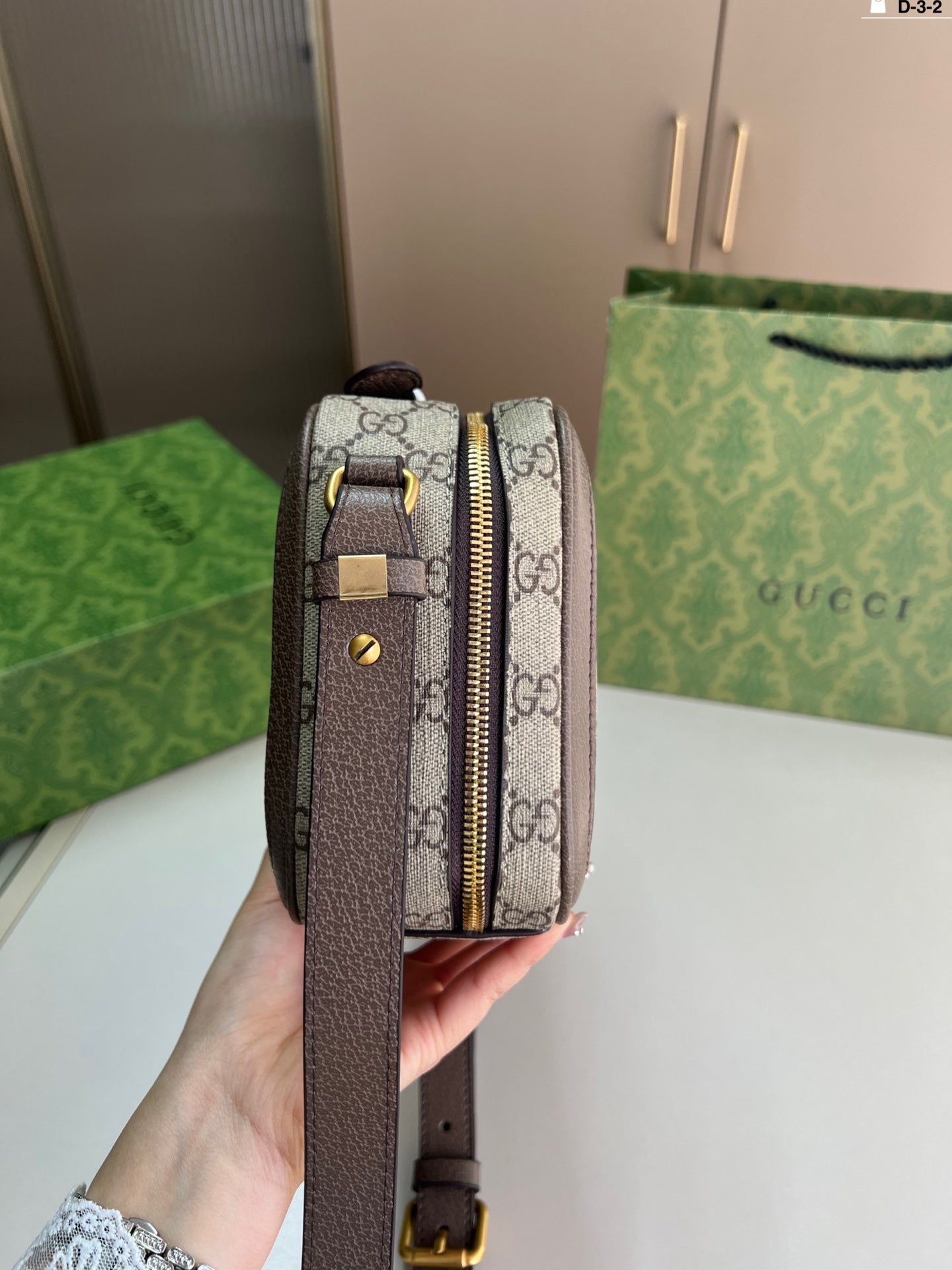 Gucci Crossbody Camera Bag - Versatile & Stylish