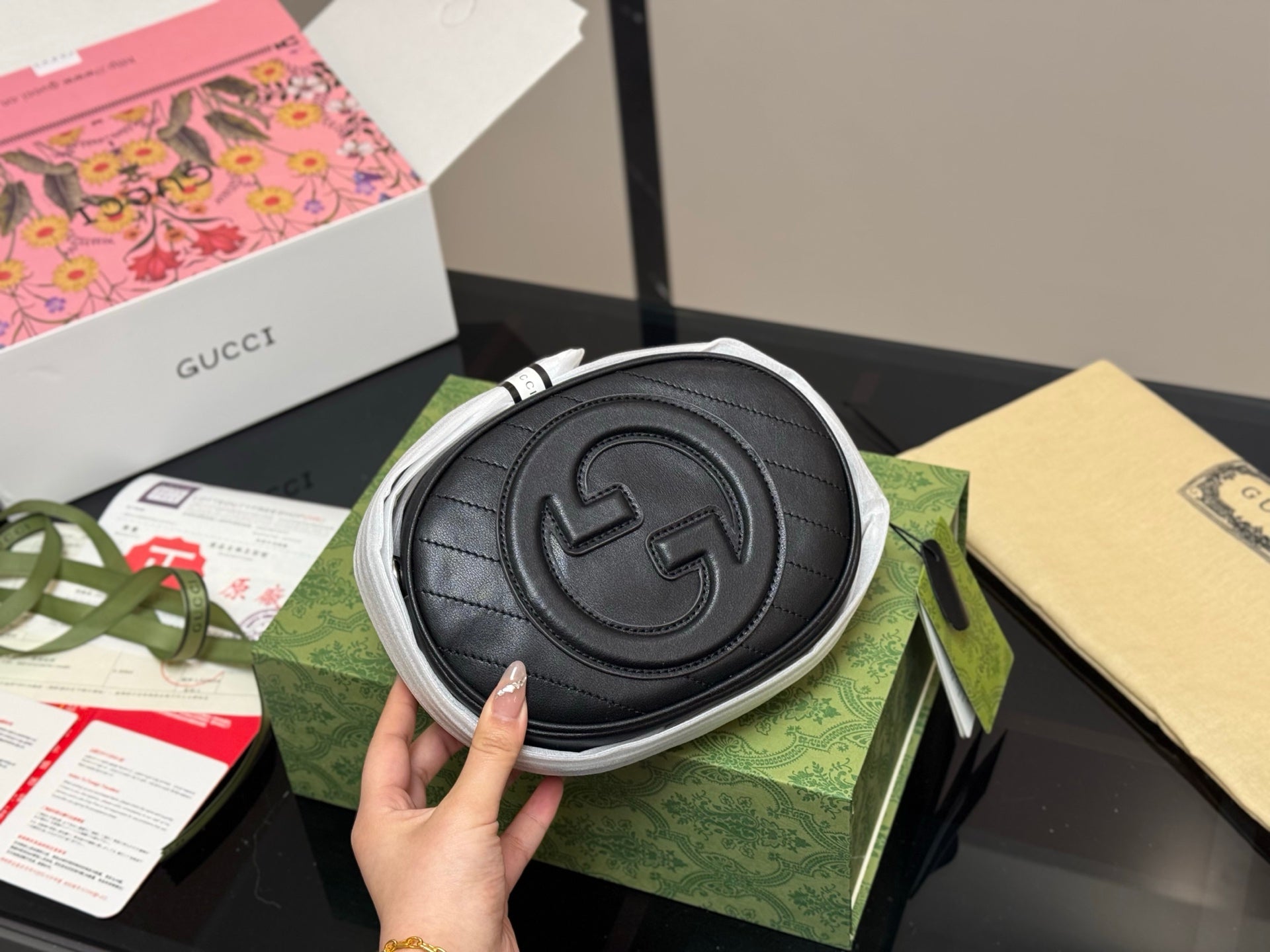 Gucci Camera Bag - Versatile Style & Ample Capacity