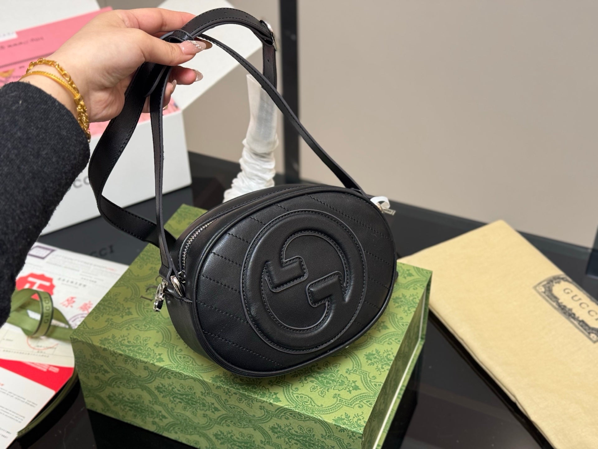 Gucci Camera Bag - Versatile Style & Ample Capacity