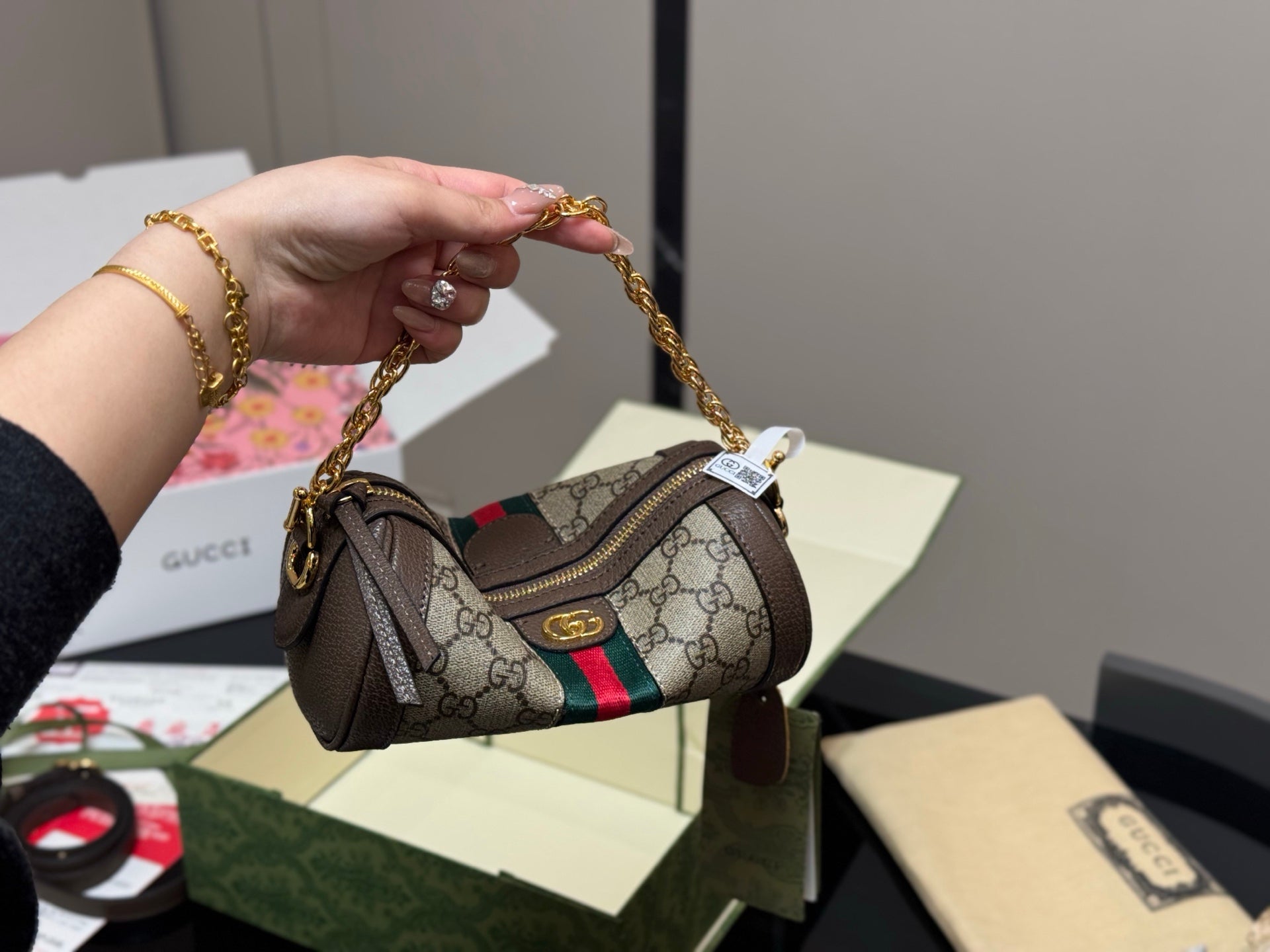 Gucci New Pillow Bag - Stylish & Spacious Travel Companion