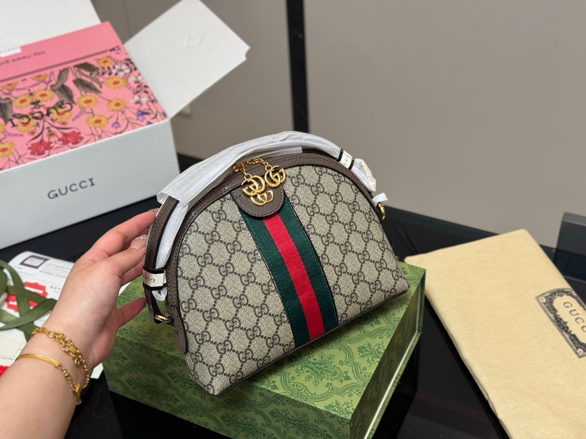 Gucci Ophidia Shell Bag - Classic Design, Perfect Size