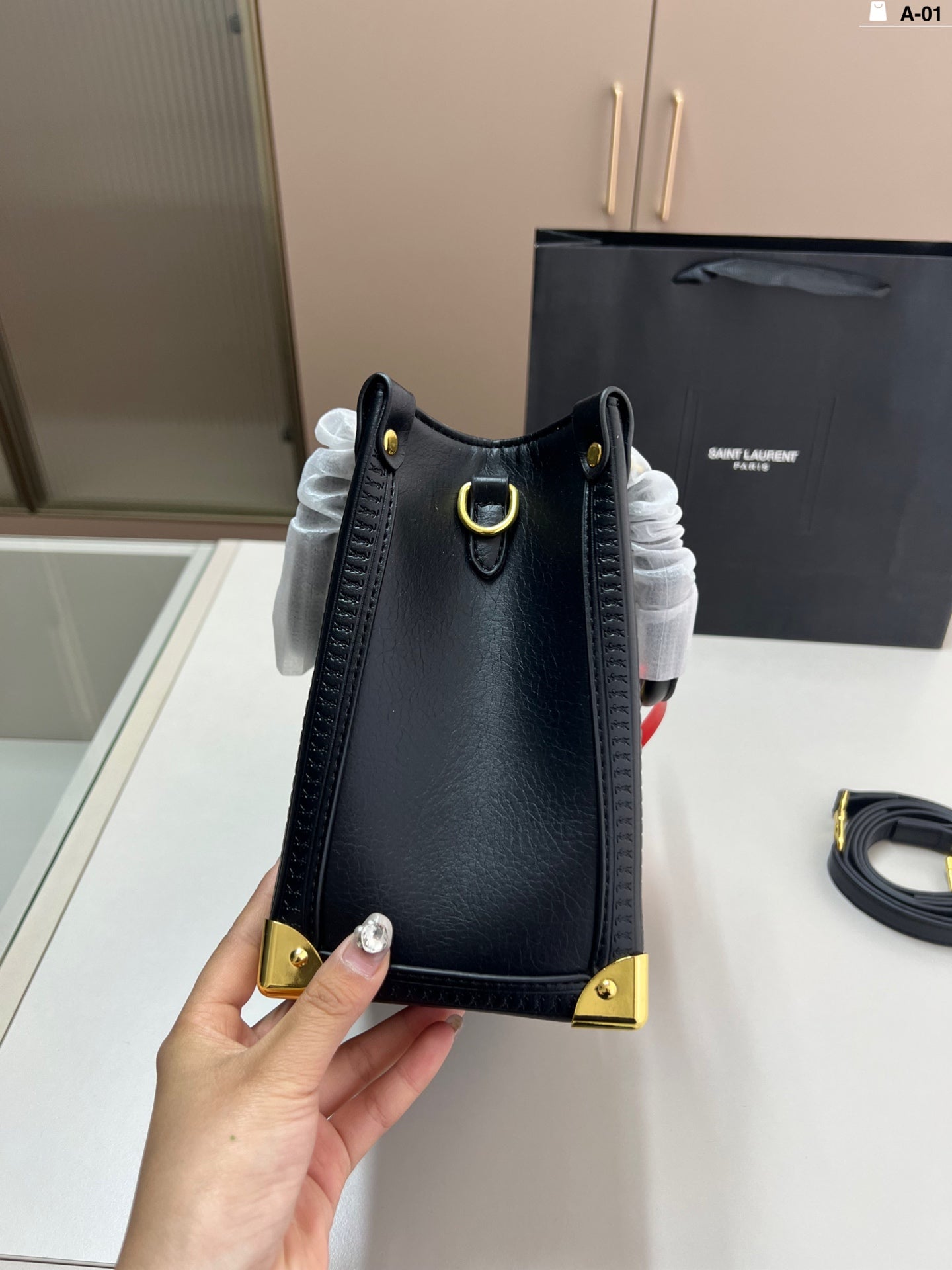 YSL Yves Saint Laurent Signature Tote - Elegant & Stylish