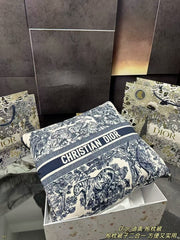 Dior Versatile Pillow Quilt - Cozy Design for Relaxation