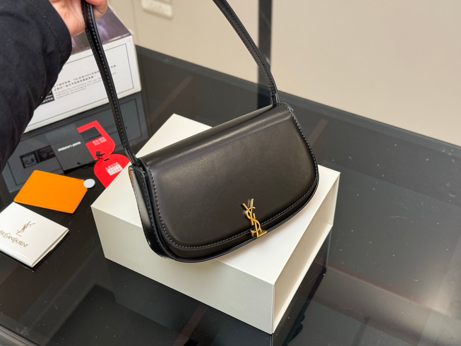 Chic Yves Saint Laurent Voltaire Underarm Bag